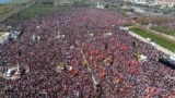 Stambulda Ekrem Imamoglunyň tussag edilmegine garşy geçirilen protest çäresi. 29-njy mart, 2025 ý.