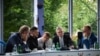 S lijeva na desno:Poljski premijer Donald Tusk, ukrajinski predsjednik Volodimir Zelenski, francuski predsjednik Emmanuel Macron, britanski premijer Keir Starmer i njemački kancelar Friedrich Merz razgovaraju s američkim predsjednikom Donaldom Trumpom telefonom iz Tirane 16. maja