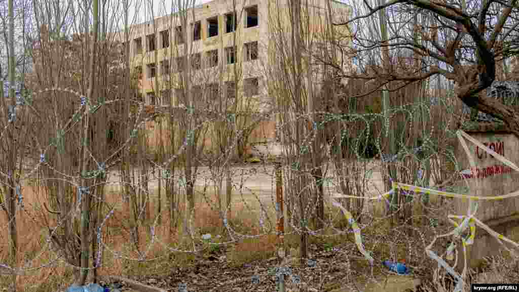Покинута будівля по сусідству з бромним заводом по всьому периметру огороджена «єгозою»