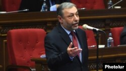 Armenia - Opposition lawmaker Alexander Arzumanian speaks at a parliament session in Yerevan, 26Oct2016.