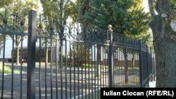 Gardul din spatele Parlamentului de la Chișinău