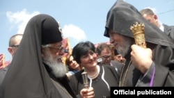 Իլյա Երկրորդը ողջունում է Գարեգին Երկրորդին հայ-վրացական սահմանին: 10-հունիսի, 2011 թ.