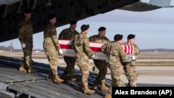 25 decembrie 2019: corpul neînsuflețit al unui militar american ucis în Afganistan este repatriat la baza aeriană Dover din Statele Unite.