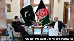 Afghan President Ashraf Ghani (right) and Pakistani Prime Minister Imran Khan discussed bilateral relations during a meeting at the presidential palace in Kabul on November 19.