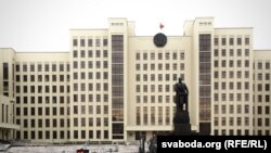 На плошчы Незалежнасьці каля Дому ўраду ў Менску рабочыя разьбіраюць сцэну, якую ставілі ўчора. «Такое ўказаньне», — кажуць яны.