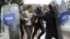 Полиция задерживает одного из активистов оппозиции во время несанкционированной акции протеста в центре Баку. 26 января 2013 года.