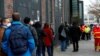 Германиялык тургундар Pfizer-BioNTech вакцинасы менен эмдетүү үчүн кезекте турушат. Берлин. 2020-жылдын 26-декабры.