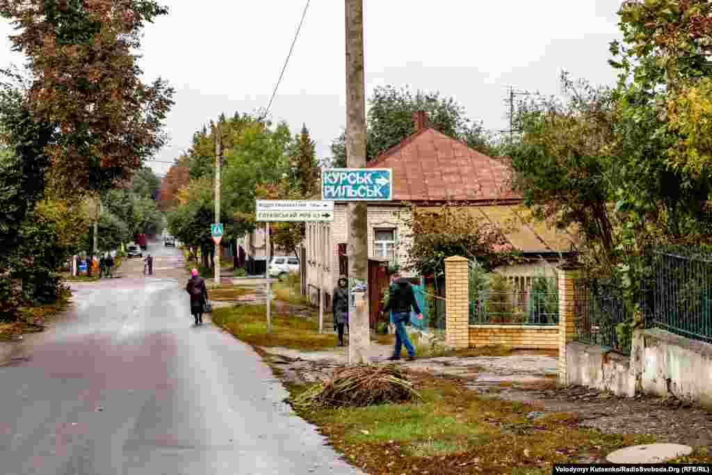 Існують версії, що Глухів отримав свою назву через розташування у важкодоступному місці. Сьогодні дістатись із Києва до Глухова найпростіше автобусом Київ – Москва, який і зараз курсує щодня. До українсько-російського кордону від центра Глухова усього 15 кілометрів
