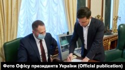 Володимир Зеленський (п) та Андрій Єрмак повернулися з лікарні в президентську канцелярію
