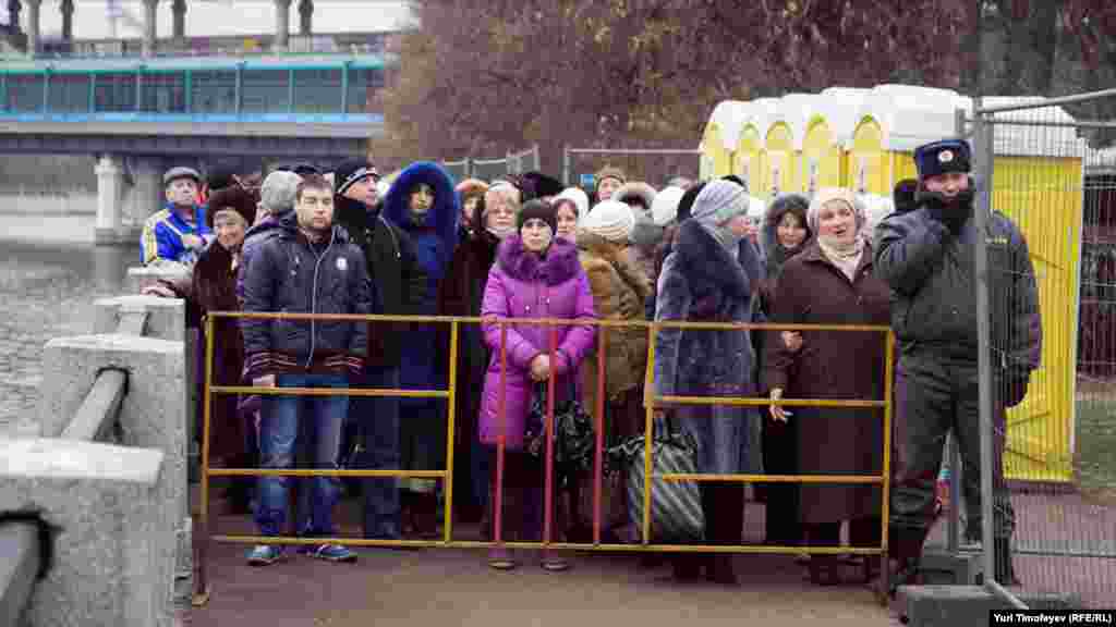 Очередь начинается более чем за шесть километров до храма у станции метро "Воробьевы горы" 