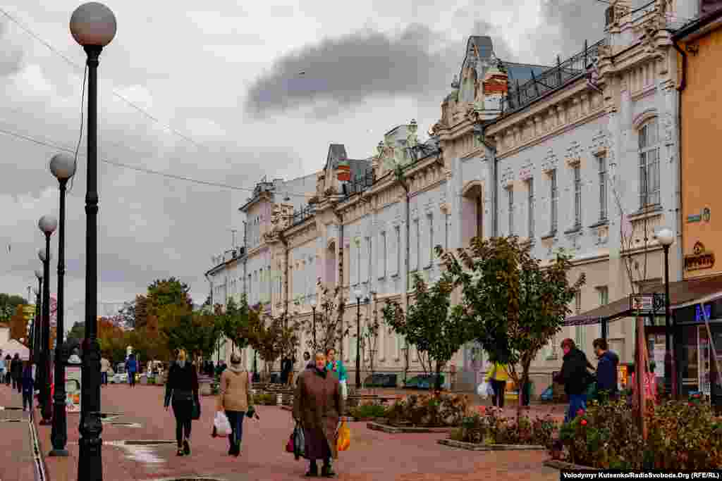 Пішохідну зону на Києво-Московській вулиці, яка вважається головною у місті, місцеві жителі називають «стометрівкою». Тут розташовано кілька житлових будинків, історична забудова та кафе, але здебільшого магазини