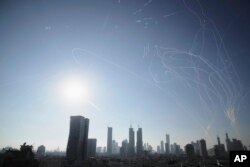 Izraelski sistem protivvazdušne odbrane presreće rakete tokom iranskog napada na Tel Aviv, Izrael, četvrtak, 19. juni 2025.