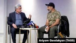 Нікол Пашинян (праворуч) веде переговори з Сержем Сарґсяном 22 квітня 2018 року. Сарґсян незабаром подасть у відставку з прем’єрської посади.