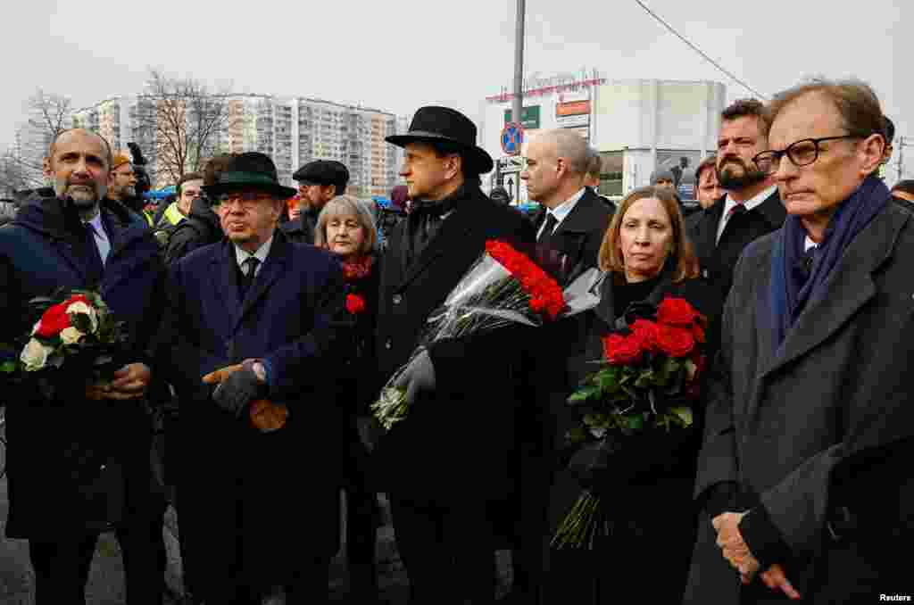 Замежныя дыпляматы чакаюць каля царквы іконы Божай Маці «Утоли моя печали» перад адпяваньнем і цырымоніяй разьвітаньня з Аляксеем Навальным, 1 сакавіка 2024 году 