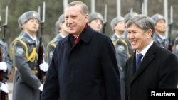 Gyrgyzystanyň premýer-ministri Almazbek Atambaýew (sagda) Türkiýäniň premýer-ministri Rejep Taýyp Erdogany garşylaýar, 2-nji fewral, 2011-nji ýyl.