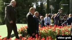 Տաջիկստան - Հայաստանի և Ադրբեջանի ղեկավարները զրուցում են՝ քայլելով դեպի ԱՊՀ գագաթնաժողովի անցկացման վայրը, Դուշանբե, 28-ը սեպտեմբերի, 2018թ․