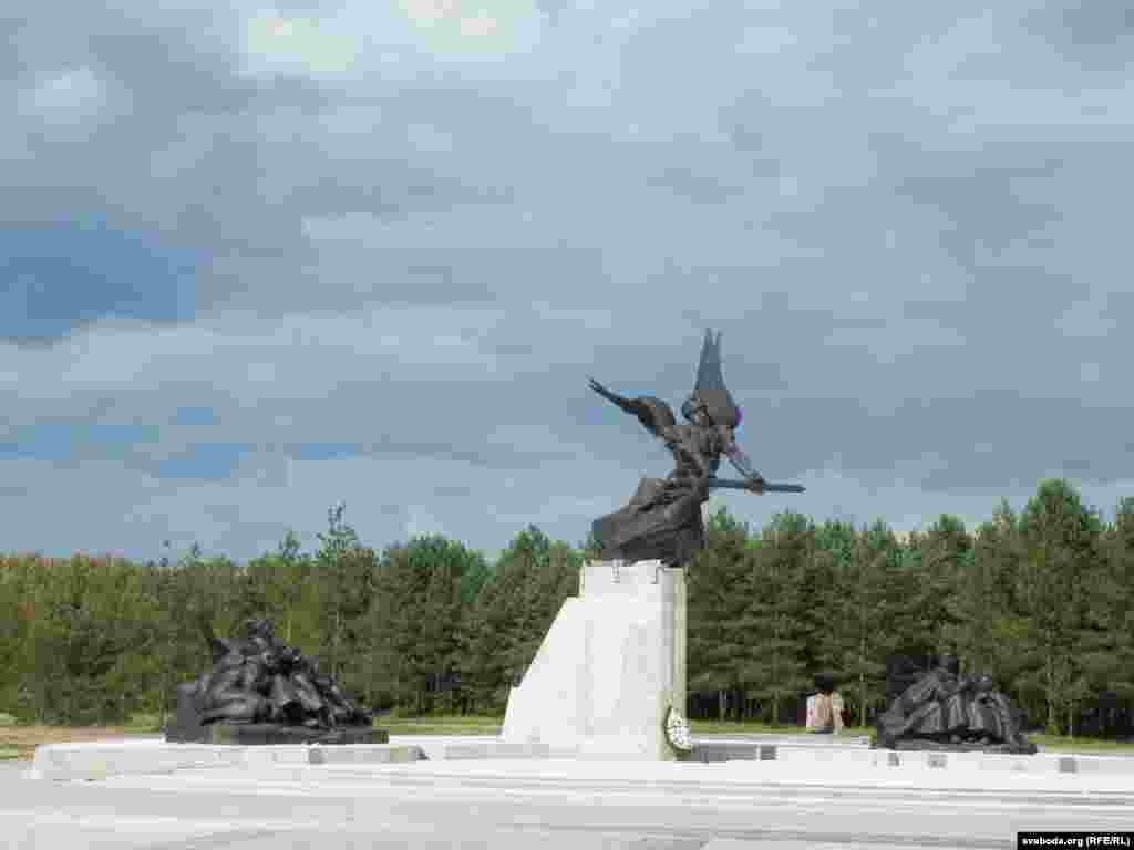 Скульптурная кампазыцыя на галоўным мэмарыяле
