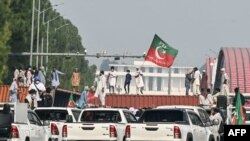 د عمران خان د پلویانو د اعتراضو له کبله پولیسو لویې لارې تړلي.