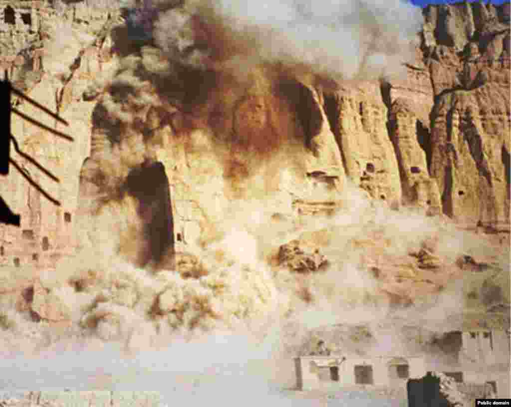 طالبانو د چاودېدونکو موادو په وسیله د بامیانو یو بت د ۲۰۰۱ کال په مارچ میاشت کې له‌منځه یووړ. دغې ډلې له اسلامي قوانینو د خپل تفسیر پر بنسټ د مجسمو موجودیت د اسلام دین له اوامرو سره په ټکر کې اعلان کړ.
