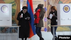 Սահմանադրական փոփոխությունների հանրաքվեի քվեարկություն Երևանի ընտրատեղամասերից մեկում, 6-ը դեկտեմբերի, 2015թ․