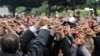 Protestçiler uniwersiteti täze gutaran ýaşlaryň işsizlikden kösenýändigi we döwlet resmileriniň korrumpirlenendigi üçin proteste çykdylar.