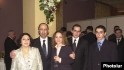 Роберт Кочарян с женой и детьми. 