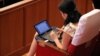 Сүрөттө: Парламентте кабар жазып жаткан журналист