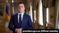 Президент України Володимир Зеленський у відеозверненні до українців закликав «не панікувати» через агресію Росії