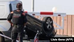 Поліцейський стоїть біля автомобіля, що був використаний у нападі в каталонському місті Камбрілсі, Іспанія, 18 серпня 2017 року