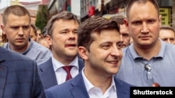 Президент України Володимир Зеленський (посередині), а за спиною у нього голова Офісу президента Андрій Богдан. Ужгород, 6 липня 2019 року