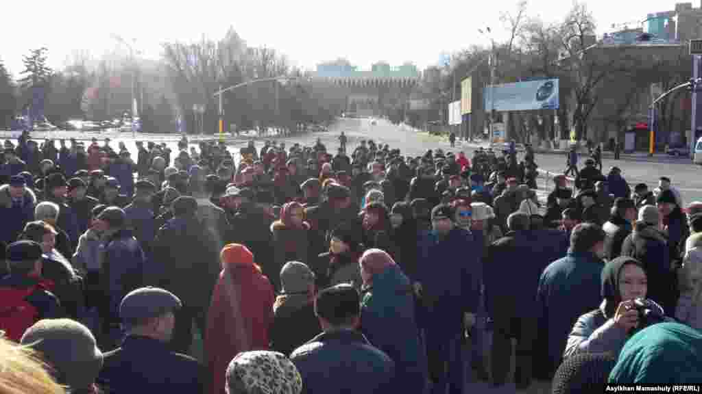 Сотни местных жителей собрались у памятника «Рассвет свободы» в центре города, посвященного жертвам Желтоксана (Декабрьских событий 1986 года). 