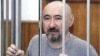 Диссидент и поэт Арон Атабек в день осуждения на 18 лет тюрьмы после столкновений в поселке Шанырак. Алматы, октябрь 2007 года. 