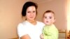 У 16-гадовай сіраты адабралі сына