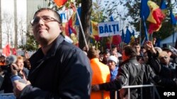 Moldova -- Leader of Moldova's 'Our Party' Renato Usatii, the Mayor of Balti, attends the protest in front of the Parliament Building in Chisinau, October 15, 2015