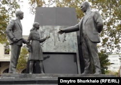 Помнік у Стамбуле: турэцкі лідэр Мустафа Кемаль Ататурк тлумачыць моладзі новы альфабэт