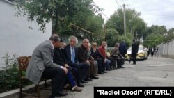 У дома, где жил поэт Мумин Каноат. Душанбе, 18 мая 2018 года