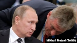 Президент Росії Володимир Путін та його речник Дмитро Пєсков