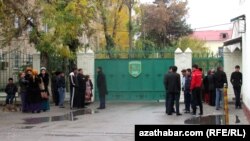 Harby gulluga çagyrylan ýaşlar we olaryň ýakynlary. Türkmenistan (arhiw suraty) 