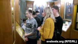 Навучэнцы гарадзенскага каледжа камунальнай гаспадаркі разам з настаўніцай беларускай літаратуры Сьятланай Цыбульскай
