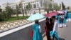 Türkmenistanyň paýtagtynda ýaşaýjylar ýagyş saýawanlary bilen günden hem goranýarlar, Aşgabat