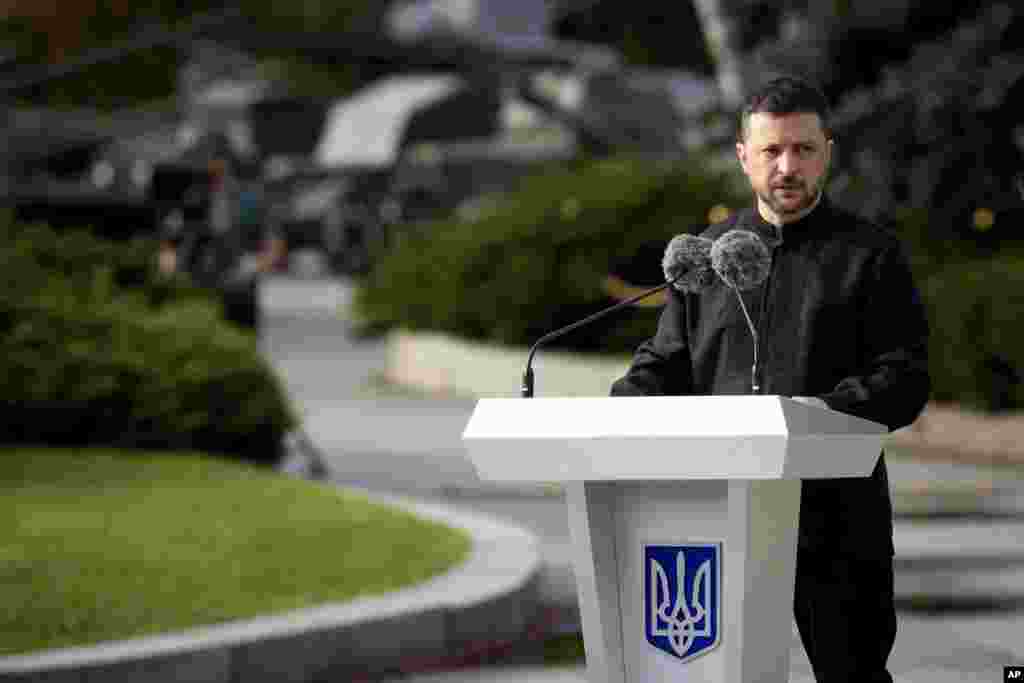 Президент Украины Владимир Зеленский присутствует на церемонии по случаю Дня Государственного флага в Киеве, Украина, 23 августа 2025 года. Пресс-служба президента Украины через AP