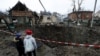 Діти дивляться на воронку, яка утворилася внаслідок вибуху в житловому районі після російського ракетного обстрілу на Львівщині, 16 листопада 2022 року 