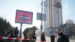 Ukrajinski vojnici u blizini stambene zgrade oštećene nedavnim granatiranjem u Kijevu, Ukrajina, 26. februara 2022.