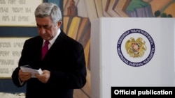 Serge Sarkisian la secţia de votare