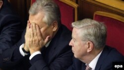 Колишній польський президент Александр Квасневський та колишній президент європарламенту Пет Кокс на засіданні українського парламенту у Києві, 13 листопада 2013 року