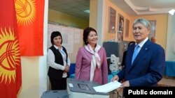 Нинішній глава Киргизстану Алмазбек Атамбаєв голосує на виборах 