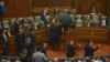 Gađanje jajima premijera kojeg su štitili kišobranom