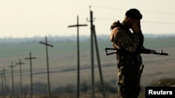Український військовий несе варту на східному кордоні України з Росією, 24 березня 2014 року