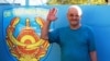 Журналист и правозащитник Александр Харламов фотографируется у ворот СИЗО после своего освобождения. Усть-Каменогорск, 4 сентября 2013 года. 