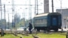 Пенсии все равно будут ждать на счетах, пока люди не получат новые карты